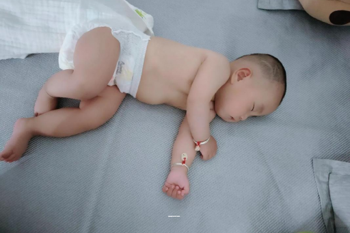 代怀包生男孩医院宝宝高烧怎么处理
